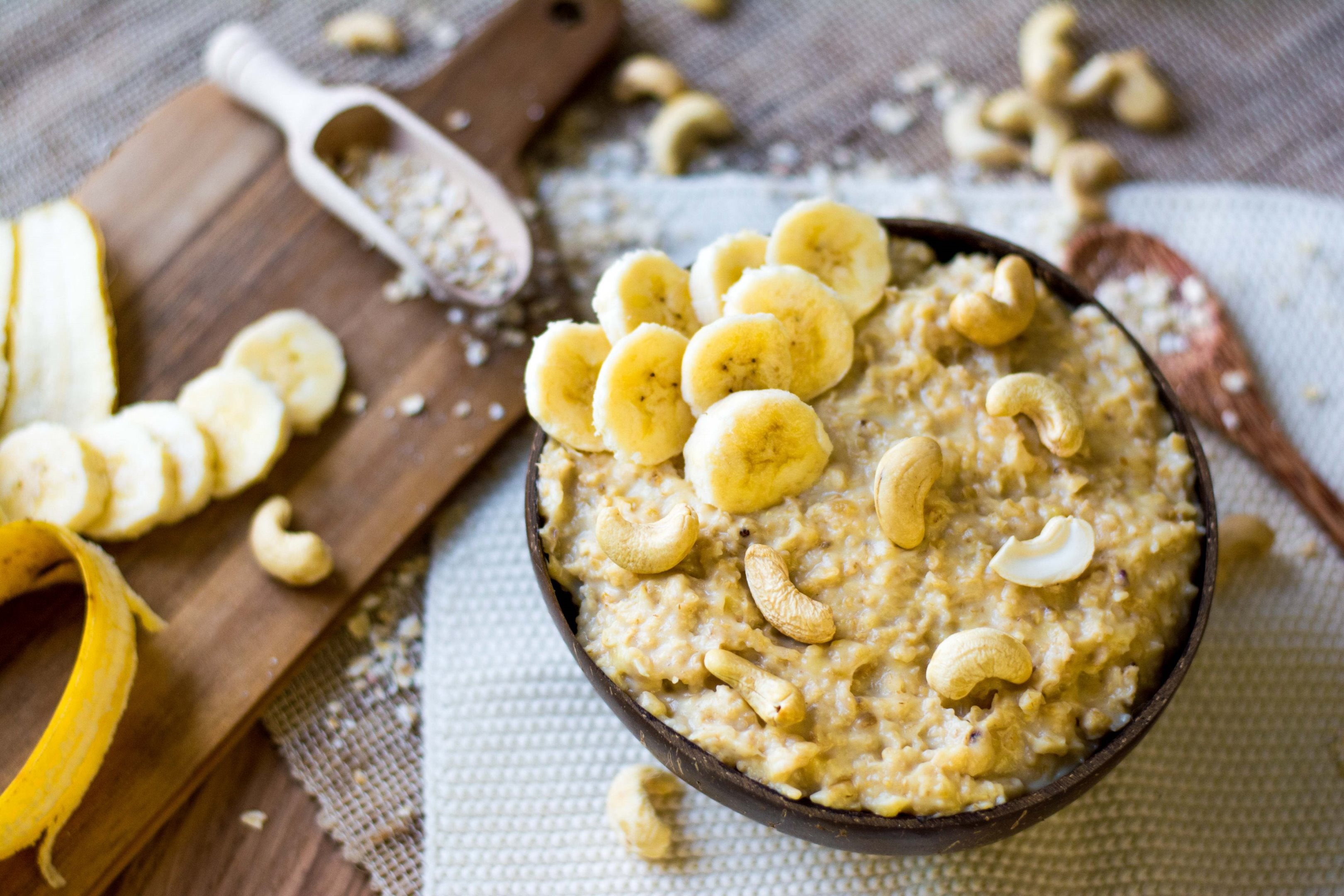 Porridge mit Banane und Cashewmus | Dinkel &amp; Beeren