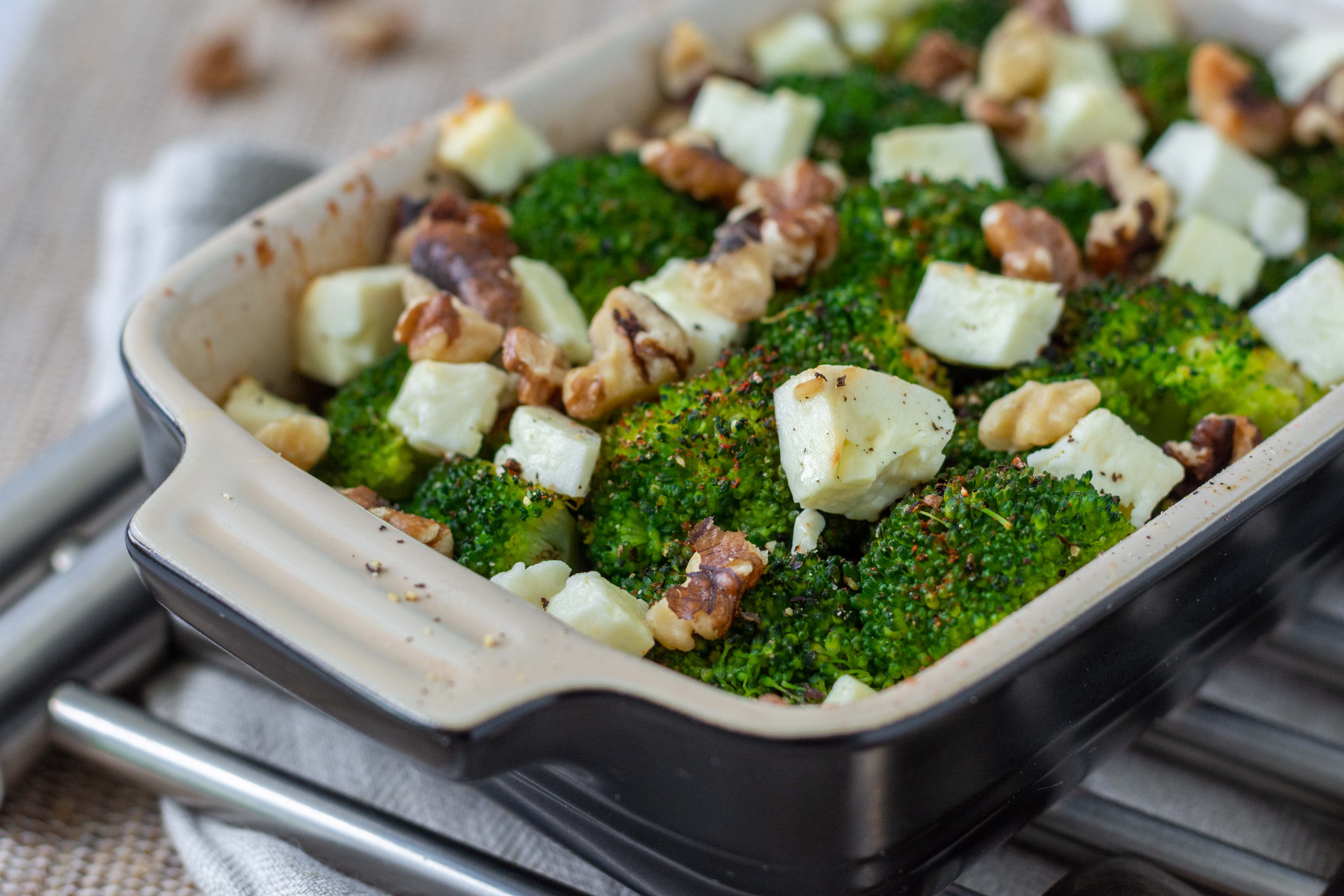 Brokkoli mit Feta und Walnüssen