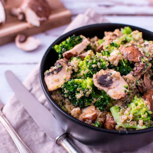 Quinoa Pfanne mit Brokkoli und Champignons