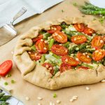 Herzhafte Galette mit grünem Spargel