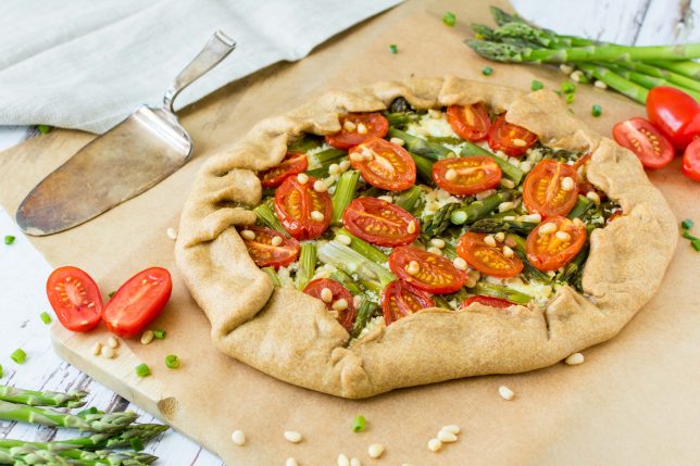 Herzhafte Galette mit grünem Spargel