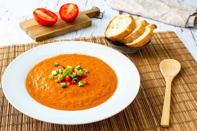 Kalte Tomaten-Paprika-Suppe in einem tiefen Teller
