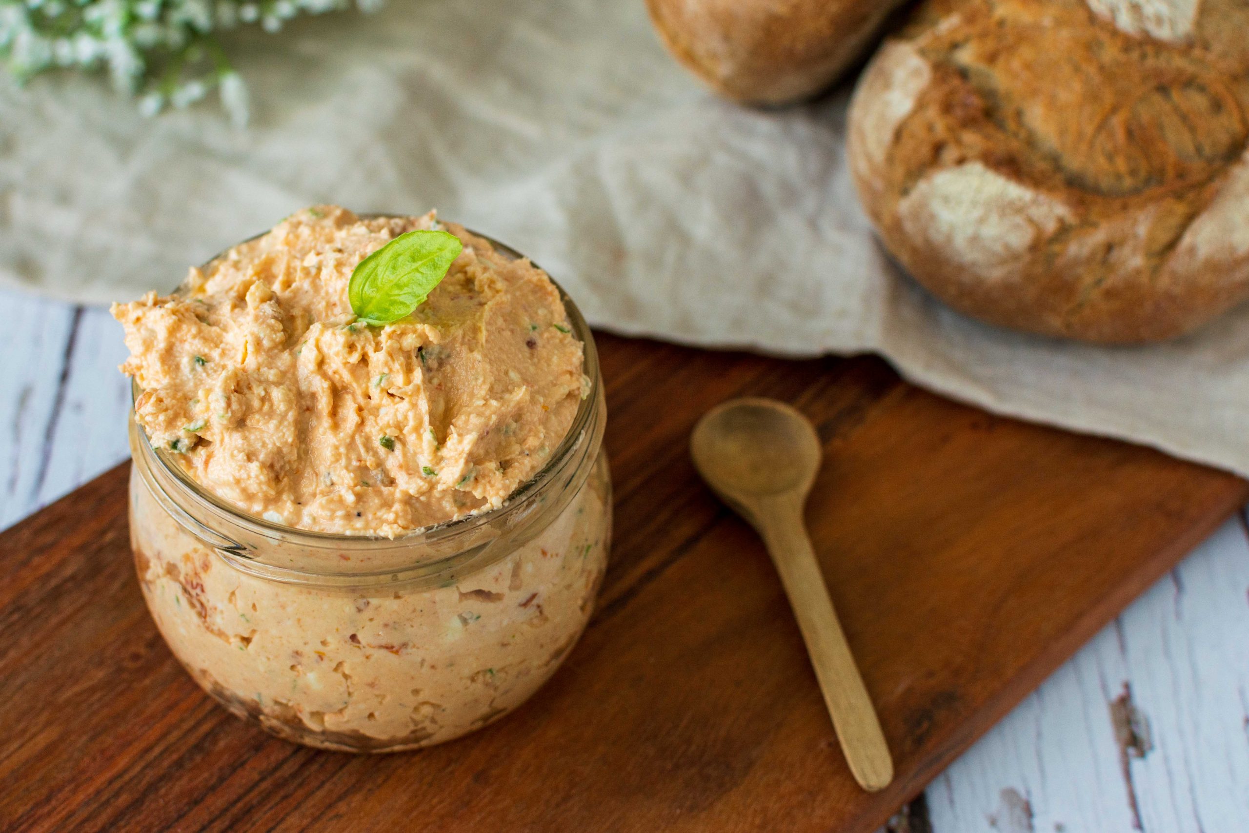 Feta-Quark-Dip mit getrockneten Tomaten | Dinkel &amp; Beeren