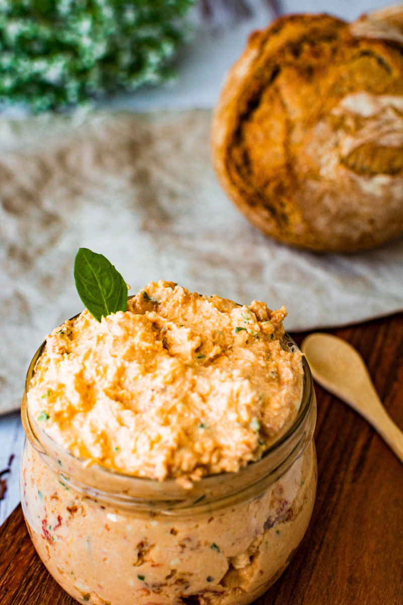 Feta-Quark-Dip mit getrockneten Tomaten