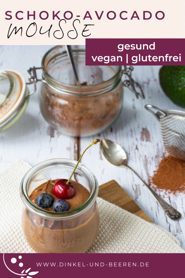 SchokoAvocadoMousse mit Cashew Dinkel & Beeren