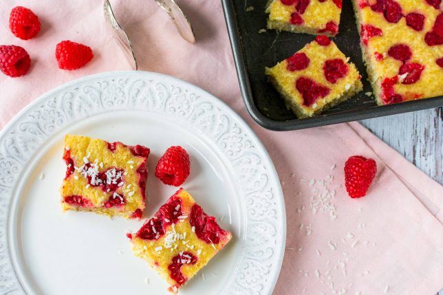 Grieß-Kokos-Schnitten mit Himbeeren gesund Grieß-Kokos-Schnitten mit Himbeeren gesund