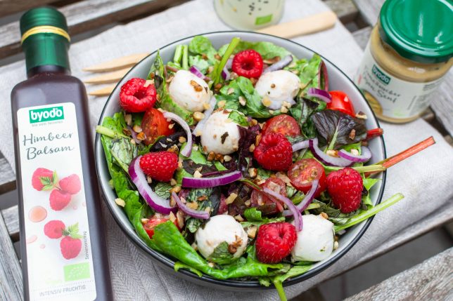 Sommerlicher Salat mit Himbeeren und Byodo