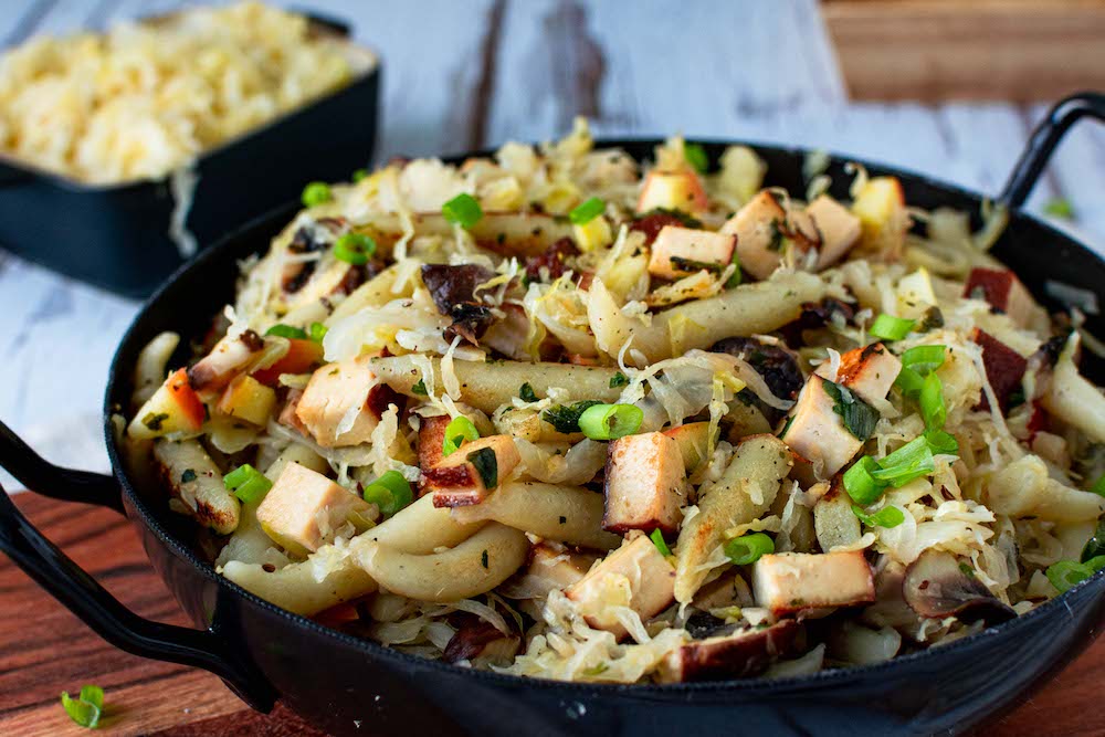 Schupfnudelpfanne mit Sauerkraut und Räuchertofu