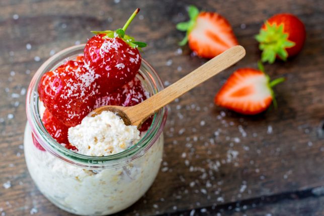 Joghurt Overnight Oats mit Erdbeeren gesundes Frühstück Joghurt Overnight Oats mit Erdbeeren gesundes Frühstück