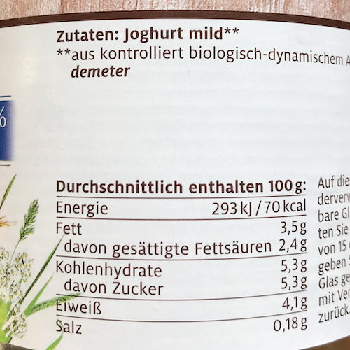 Etikett eines Naturjoghurts, welches die Zutatenliste und die Nährwerttabelle zeigt. 