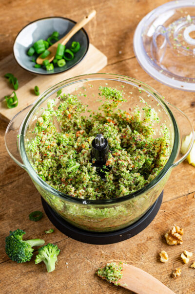 Brokkoli-Salat mit Apfel und Paprika | Roh, vegan und gesund