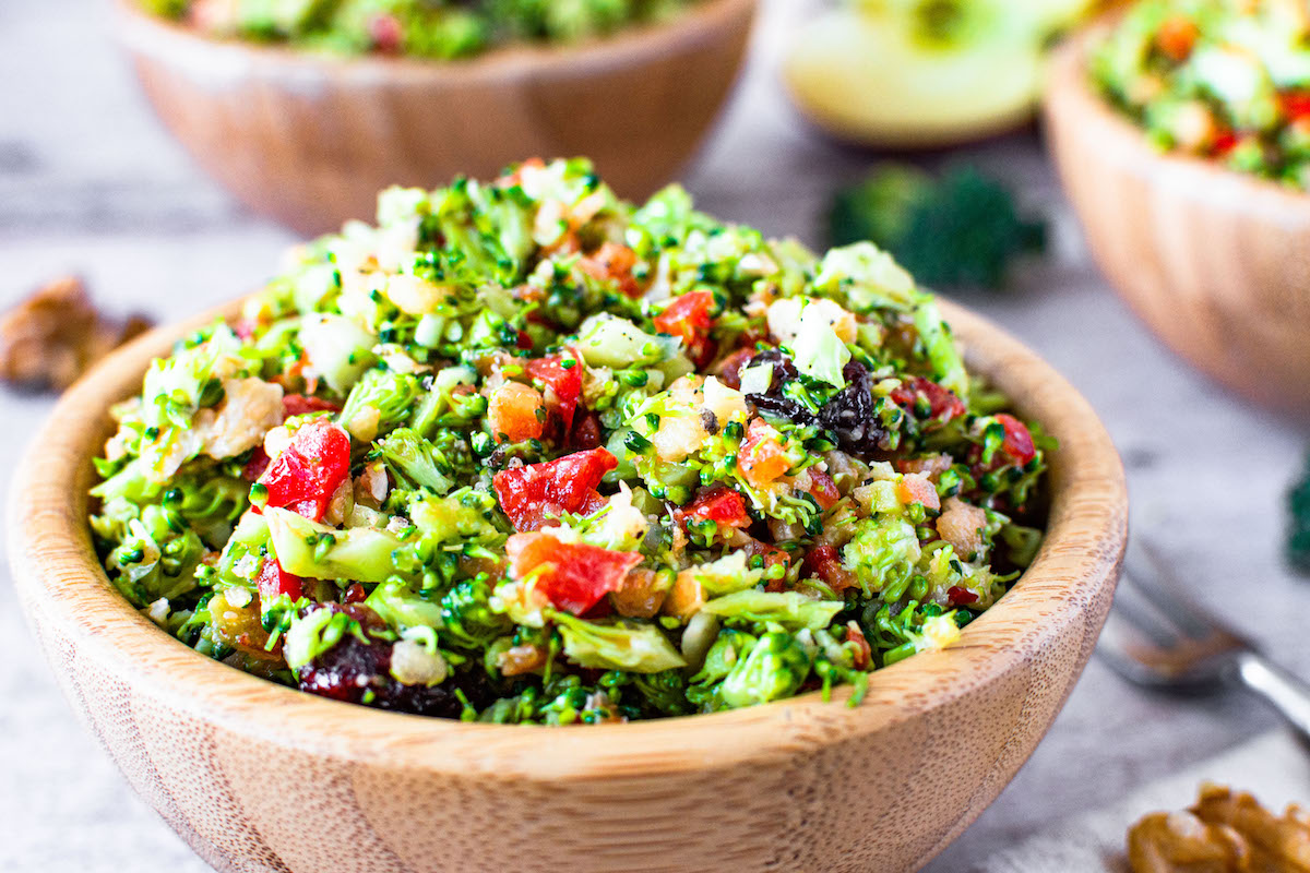 BrokkoliSalat mit Apfel und Paprika Roh, vegan und gesund