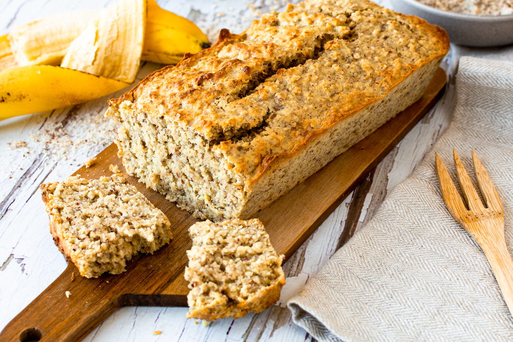 Saftiges Bananenbrot, von dem schon ein Stück weggeschnitten ist