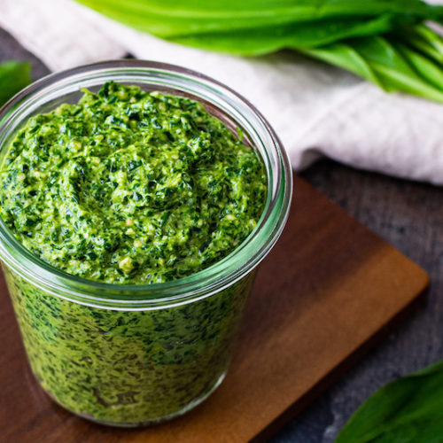 Veganes Bärlauchpesto mit Cashewkernen und Basilikum im Glas