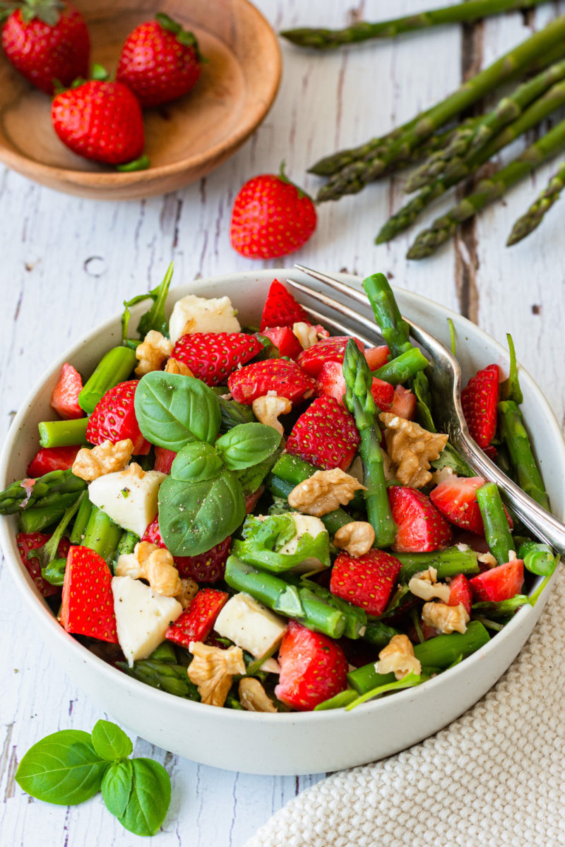Spargelsalat mit Erdbeeren und Rucola einfach & so lecker!