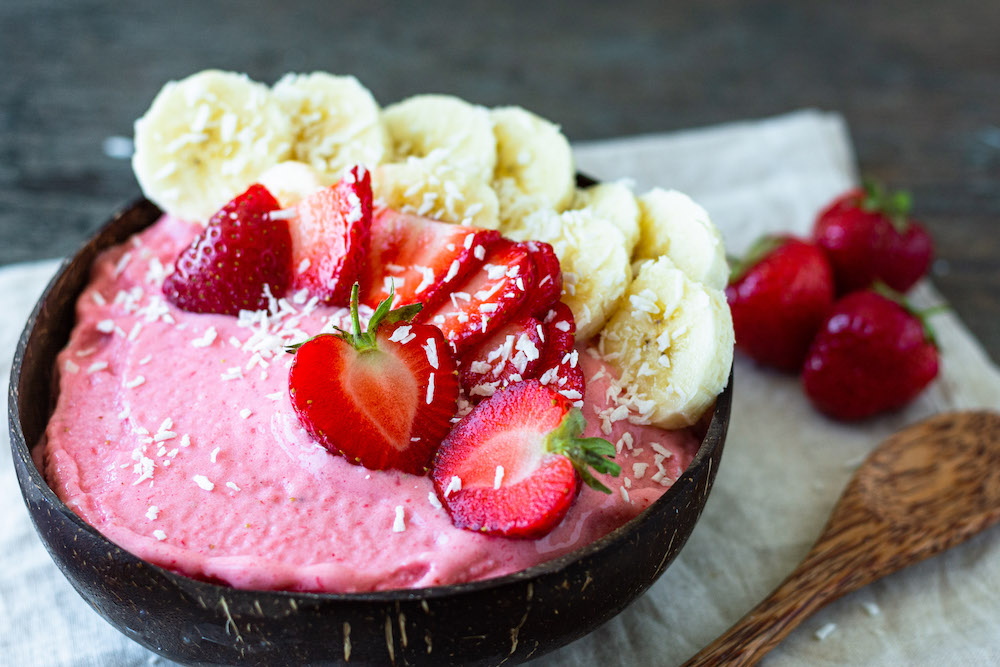 Zuckerfreies, kalorienarmes und gesundes Erdbeer-Joghurt-Eis mit Banane