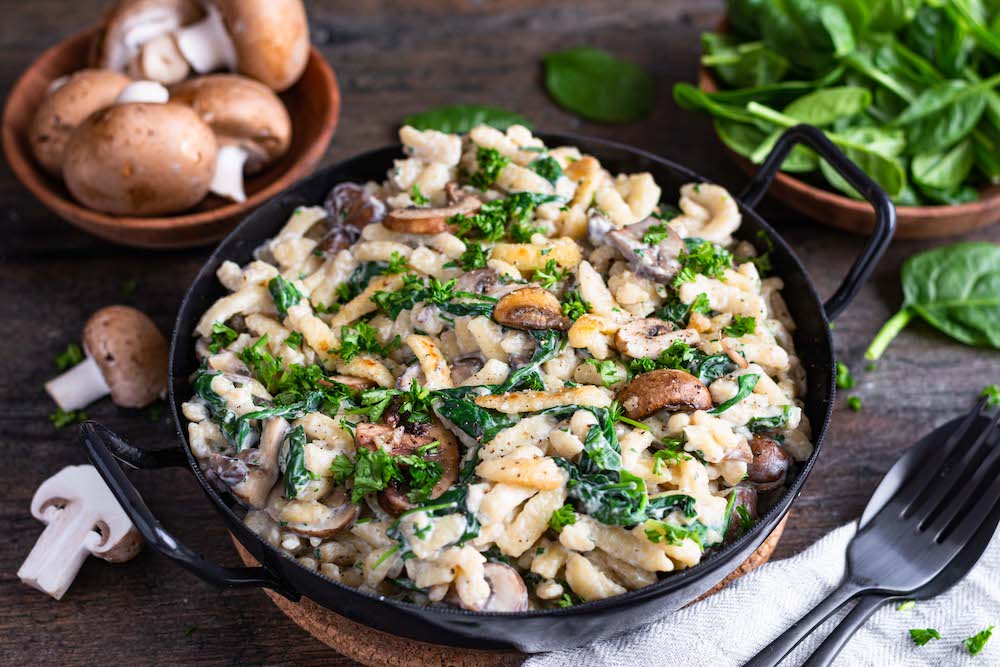 Spätzlepfanne mit Champignons und Spinat - nur 20 Minuten!