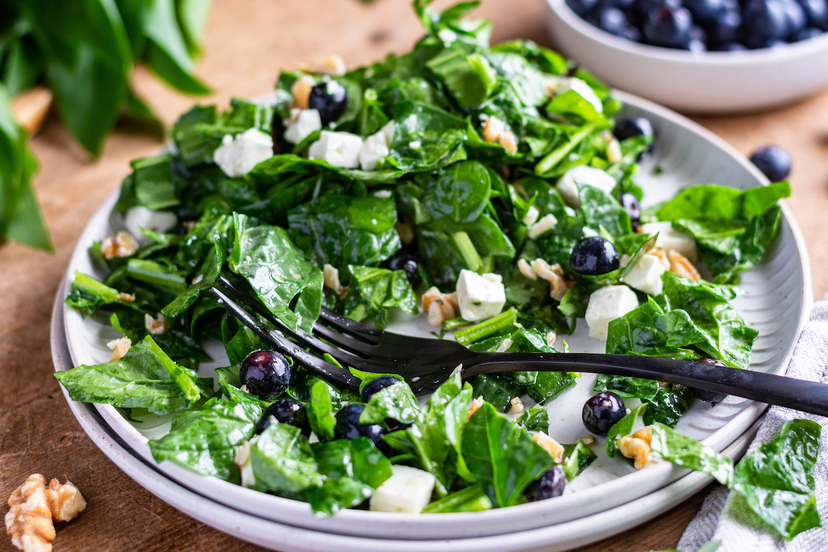 Bärlauch-Salat mit Spinat und Heidelbeeren