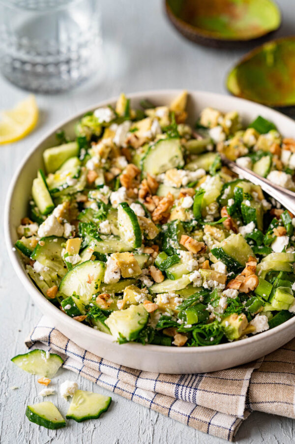 Gurken-Avocado-Salat mit Feta | schnell &amp; einfach