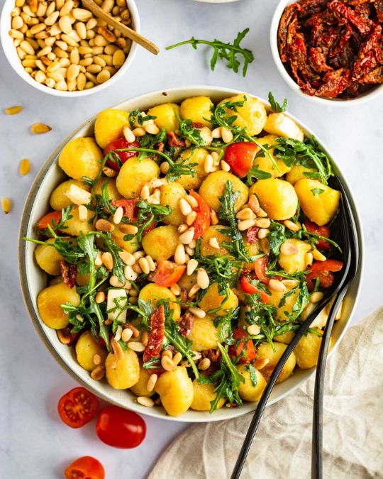 Gnocchi-Salat mit Rucola und Mozzarella.