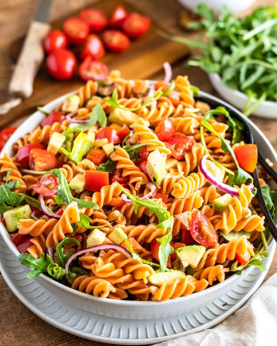 Nudelsalat mit rote Linsen Pasta.