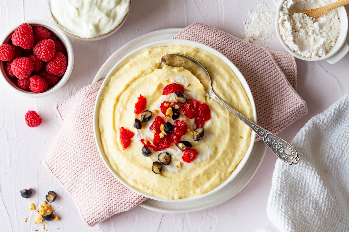 Protein Grießpudding Protein Grießpudding in einer Schüssel mit Beeren dekoriert.