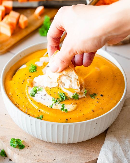 Süßkartoffel-Linsen-Suppe mit Kokosmilch.