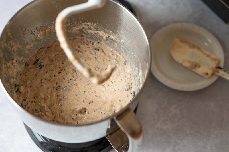 Gekneteter Teig für das Dinkelvollkornbrot in einer Küchenmaschine