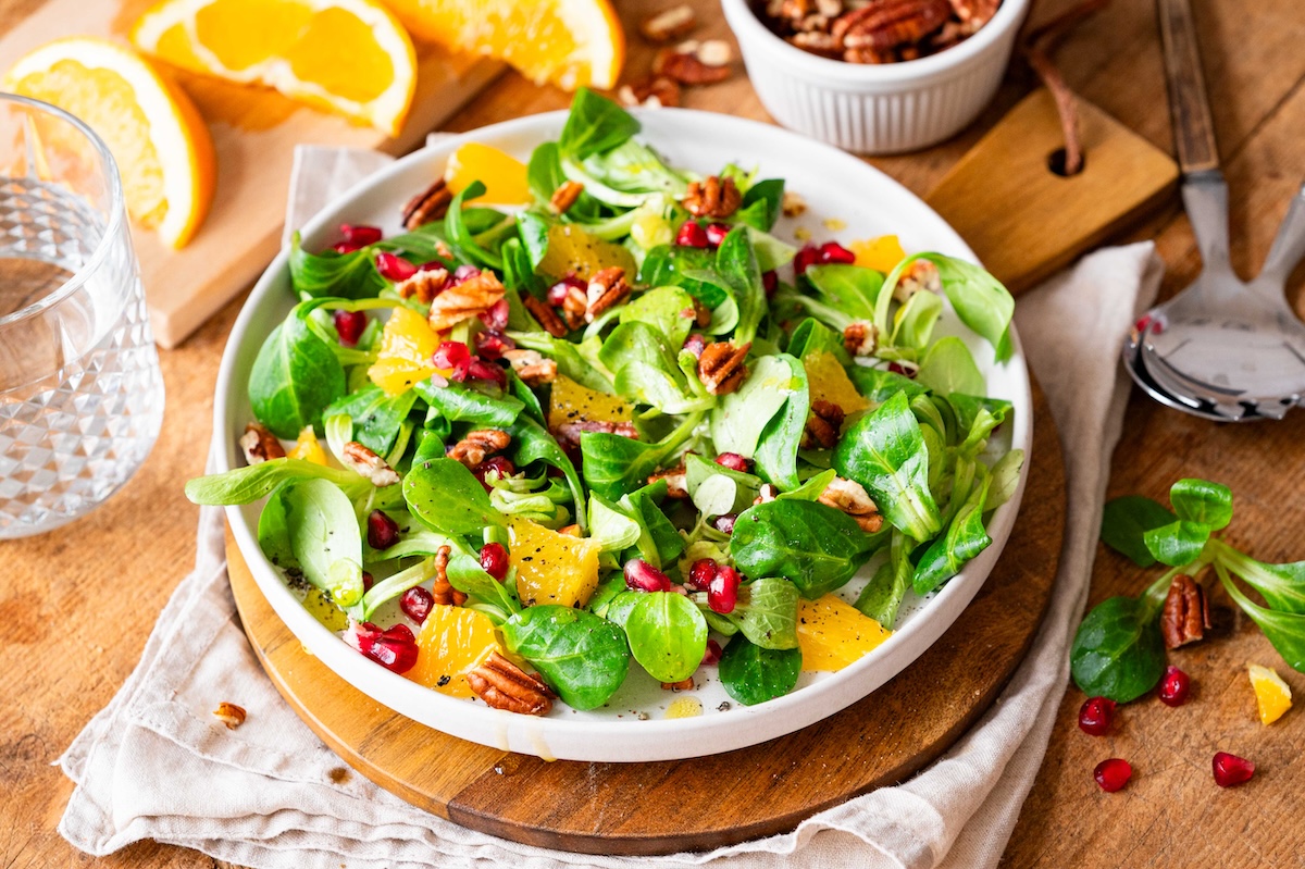 Schneller Wintersalat mit Feldsalat, Granatapfel, Orangen und Pekannüssen.