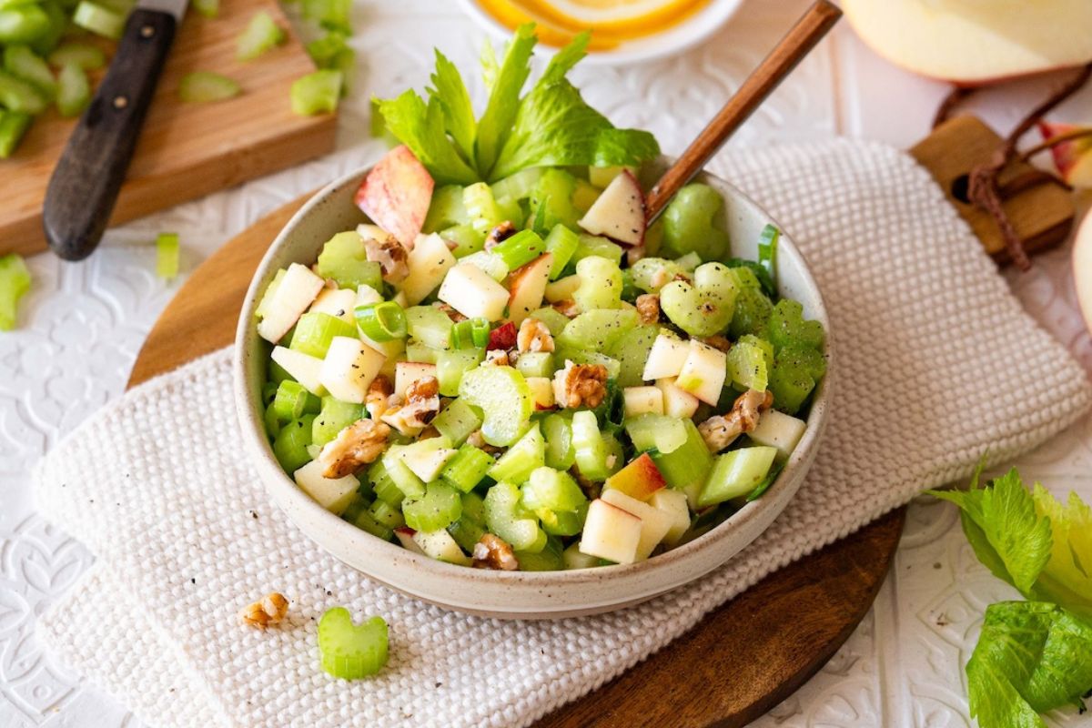 Staudenselleriesalat mit Apfel