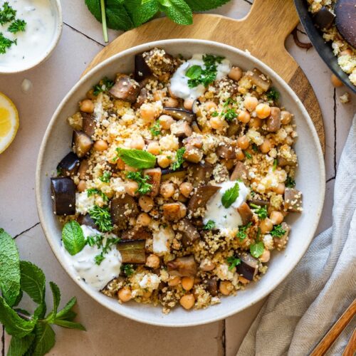 Couscous-Auberginen-Pfanne mit Kichererbsen, Feta und Joghurt-Minze-Dip.