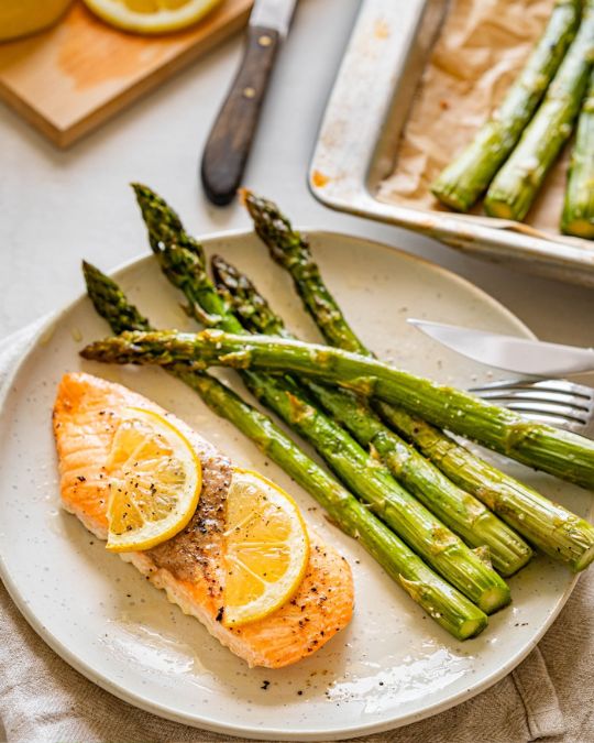 Lachs und grüner Spargel aus dem Ofen.