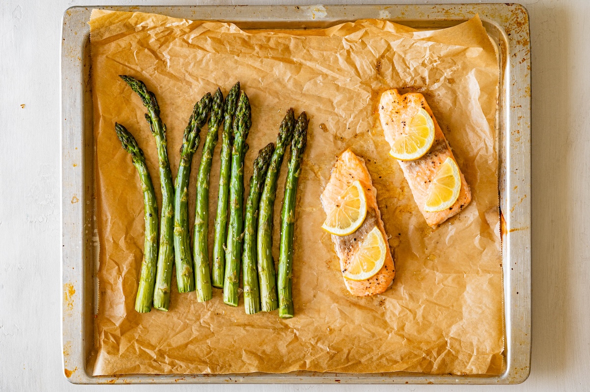 Lachs mit grünem Spargel aus dem Ofen
