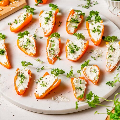 Gefüllte Mini-Paprika (wie Möhren) als Fingerfood zu Ostern.