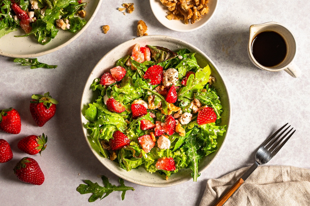 Grüner Salat mit Erdbeeren, Walnüssen und Feta.