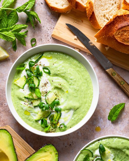 Kalte Gurken-Avocado-Suppe.