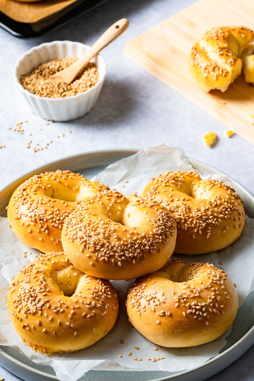 Quark Bagel ohne Hefe auf einem Teller gestapelt.