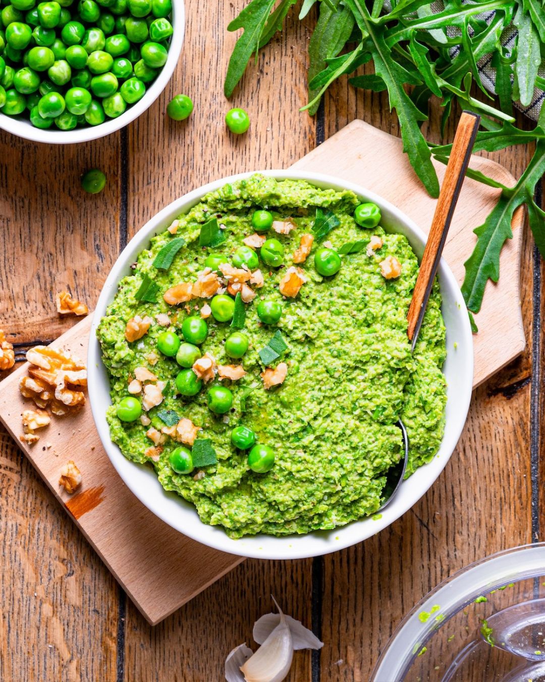 Erbsen-Rucola-Pesto mit Walnüssen.