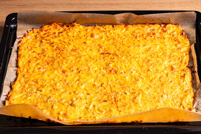Gebackene Kürbis-Kartoffel-Rolle auf einem Blech.