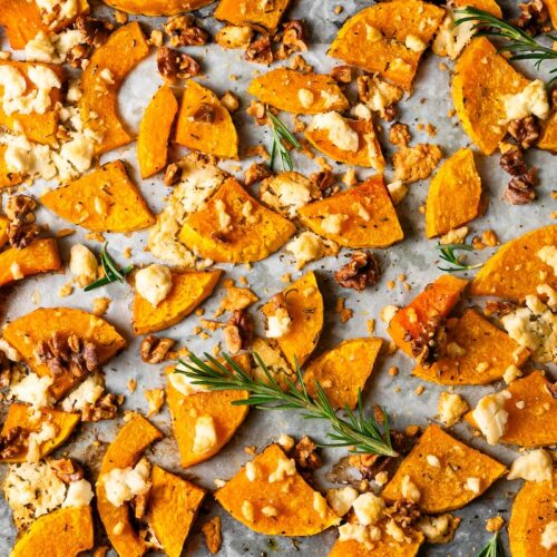 Butternut-Kürbis aus dem Ofen mit Feta und Walnüssen.
