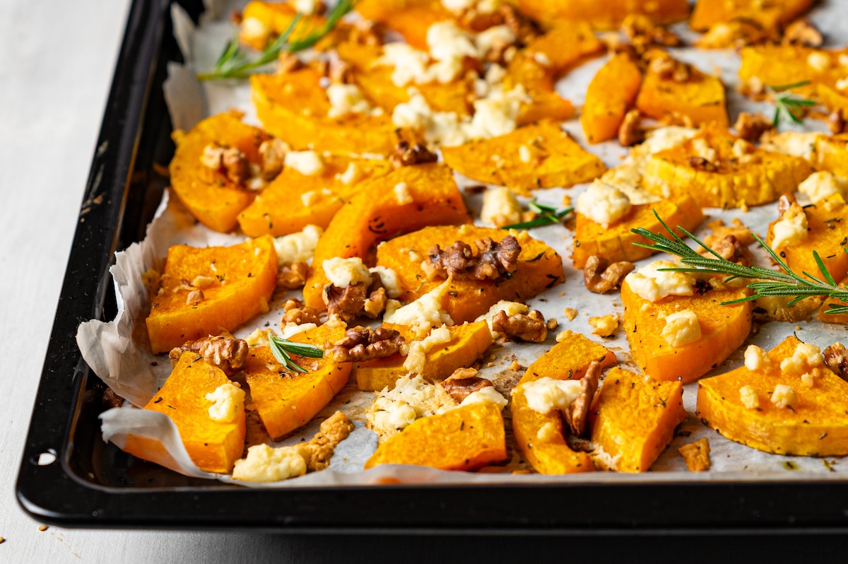 Butternut-Kürbis aus dem Ofen mit Feta und Walnüssen.