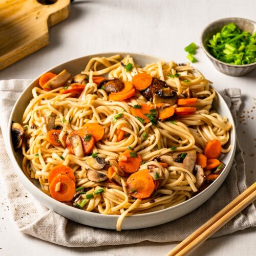 Udon-Pfanne mit Gemüse in einer Schale serviert.