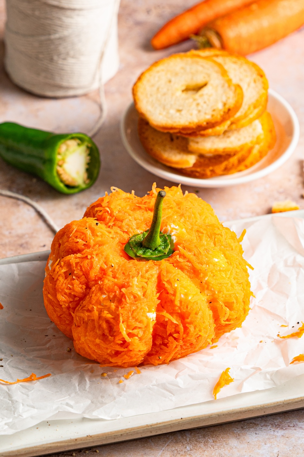 Frischkäse-Möhren-Kürbis als einfache Halloween-Idee.