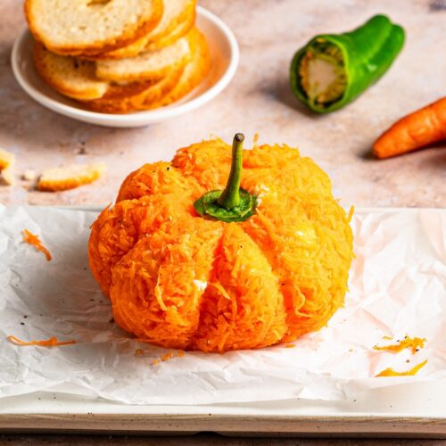 Frischkäse-Kürbis als witzige Halloween-Idee.