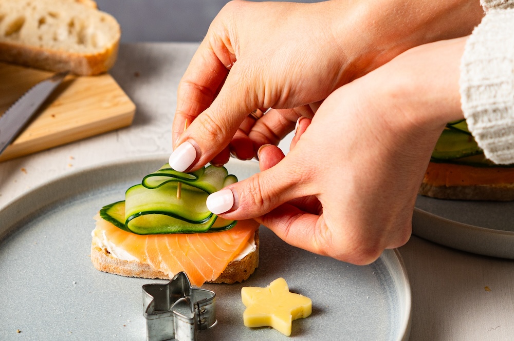 Gurken-Tannenbaum auf einer Baguettescheibe mit Räucherlachs.