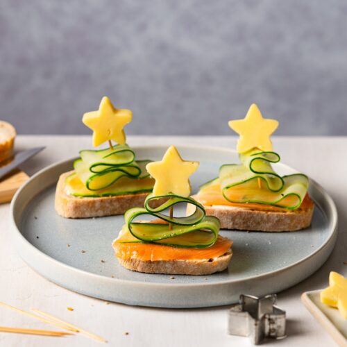 Tannenbaum-Brote mit Gurke, Räucherlachs und Sternen aus Käse.