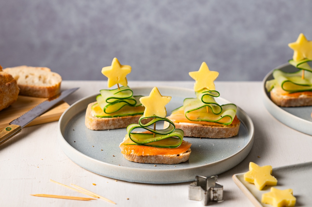 Tannenbaum-Brote mit Gurke, Räucherlachs und Sternen aus Käse.