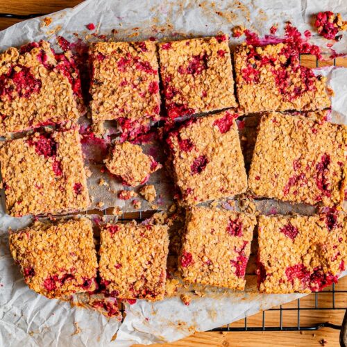 Gesunde Bananen-Haferflocken-Riegel mit Himbeeren.