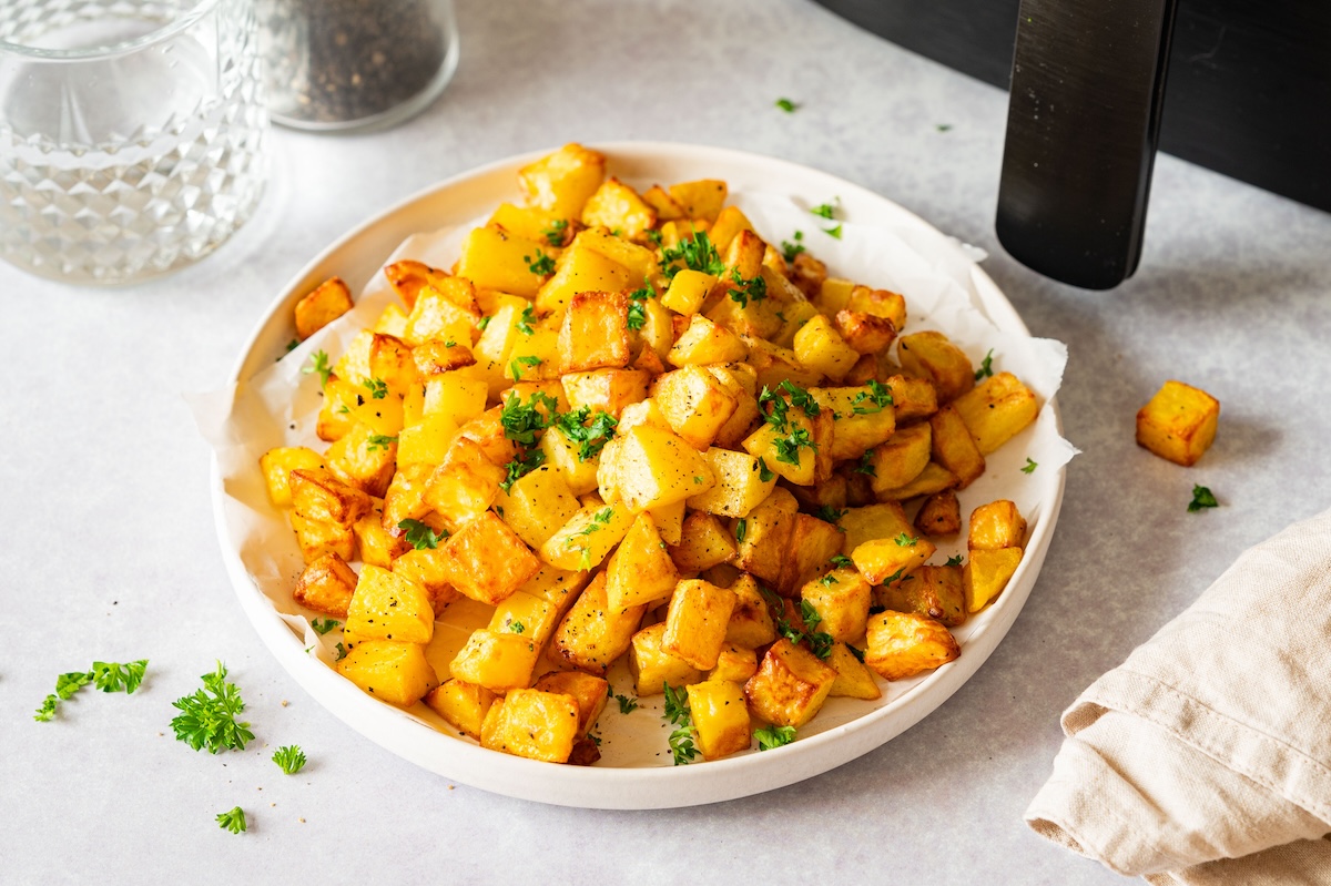 Kartoffelwürfel aus der Heißluftfritteuse.