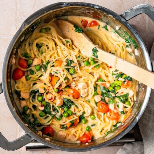 One Pot Pasta mit Lachs, Tomaten, Spinat und Erbsen.